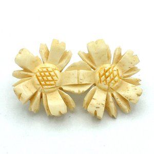 CARVED FLOWER vintage Edwardian pin - double daisy floral C clasp brooch